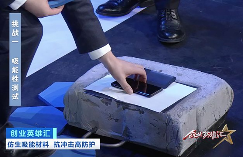 In 2020, Wang Bowei was a guest on "Heroes of Entrepreneurship" of CCTV's financial channel of China Central Radio and Television, demonstrating the impact resistance of bionic energy-absorbing materials. Photo/Foshan News Network