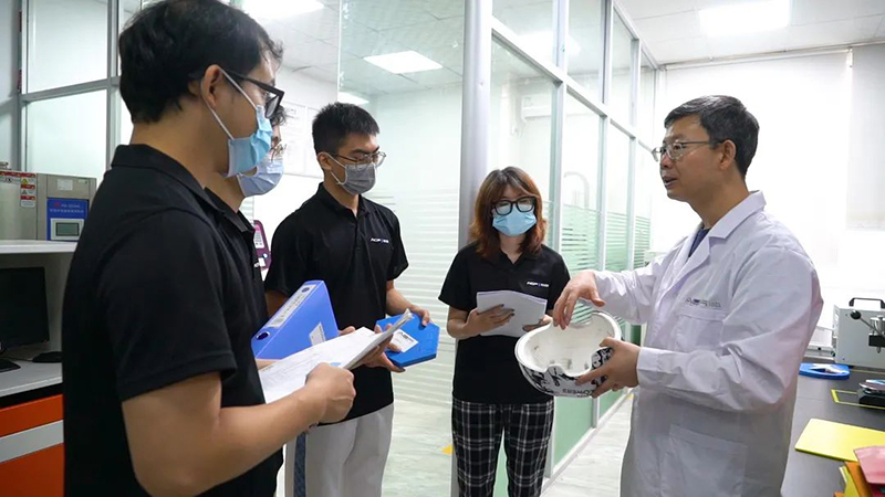Wang Bowei and team members communicated and explored in the laboratory. Photo/Foshan News Network